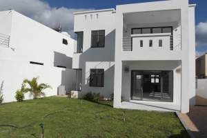 Rivière Noire villa neuve et moderne de 4 chambres proche de la plage - Villas