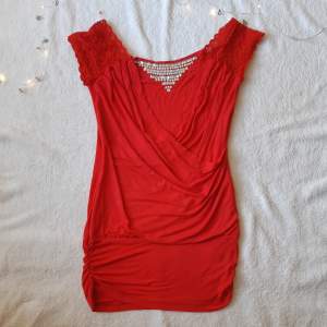 Red sleeveless top with pearls and laced sleeves - Tops (Women)