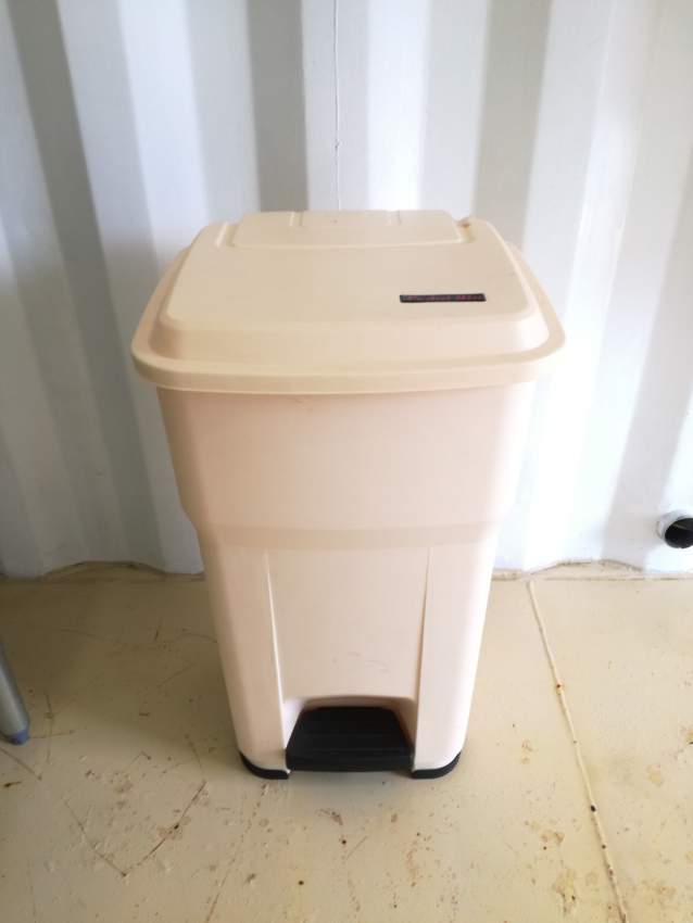 Foot pedal 55 L bin on Aster Vender