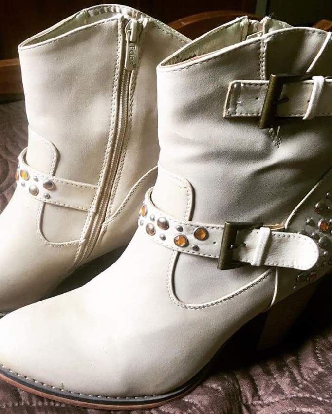 Beige boots with heels - 1 - Boots  on Aster Vender