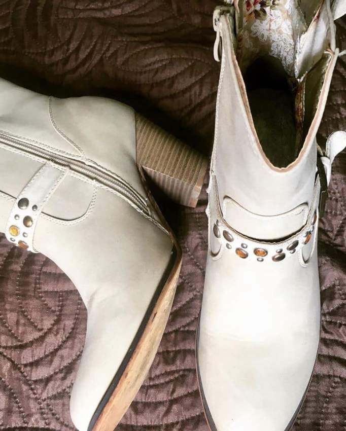 Beige boots with heels - 2 - Boots  on Aster Vender