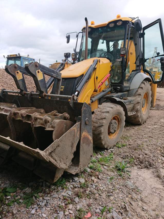 JCB 3CX - 3 - Excavator & Loader  on Aster Vender