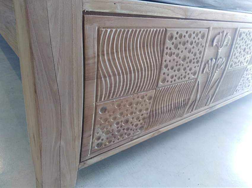 trés beau lit en teck on Aster Vender