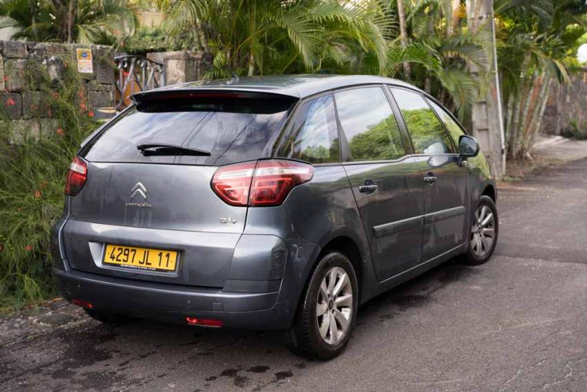 CITROËN C4 PICASSO 2011 & 156.000 Km - 0 - Family Cars  on Aster Vender
