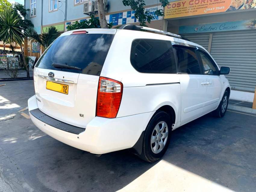kia carnival 6seater year 2012 for sale  - 1 - Family Cars  on Aster Vender