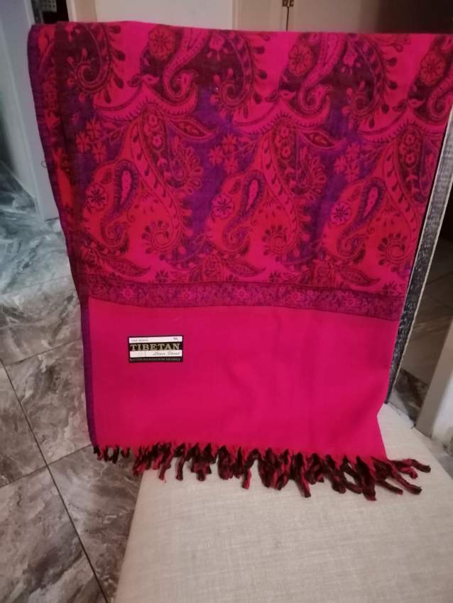 Shawl on Aster Vender