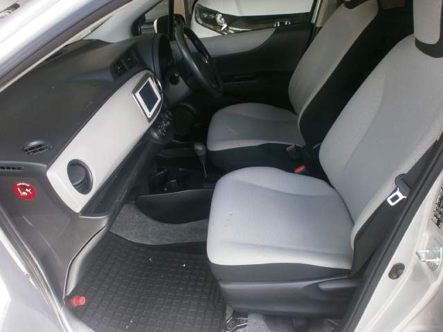 TOYOTA VITZ - 4 - Luxury Cars  on Aster Vender