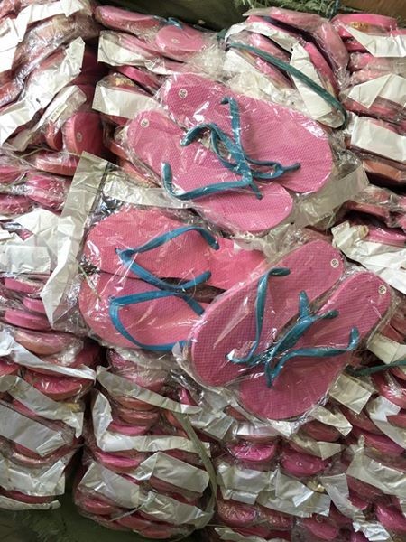 A vendre savatte en gros par boite - Rs 15 piece. Ideal pour Marchand ambulant et magazin  - 1 - Slippers  on Aster Vender