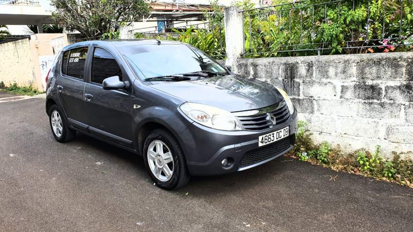 Renault Sandero '09 - 1 - Compact cars  on Aster Vender