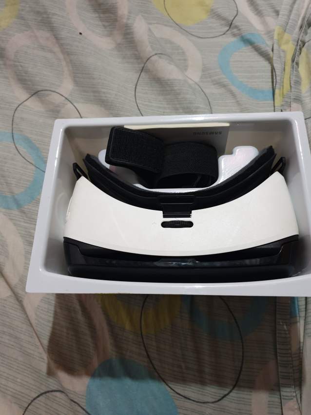 Gear VR + Gear VR Controller - 4 - Other phone accessories  on Aster Vender