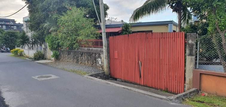 Beautiful House built on 8 perches land is for sale in Grand Baie  - 0 - Land  on Aster Vender