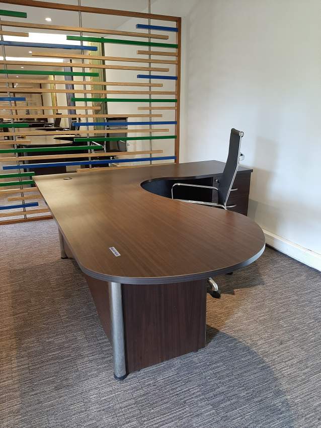 Office desk and picture frames Aster Vender Others