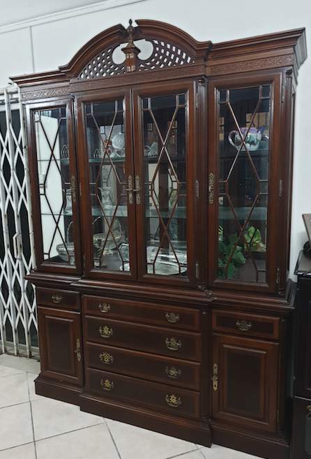 Wood Crafted Display Cabinet with Lights - 0 - China cabinets (Argentier)  on Aster Vender