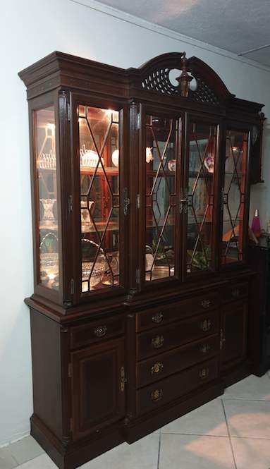 Wood Crafted Display Cabinet with Lights - 1 - China cabinets (Argentier)  on Aster Vender