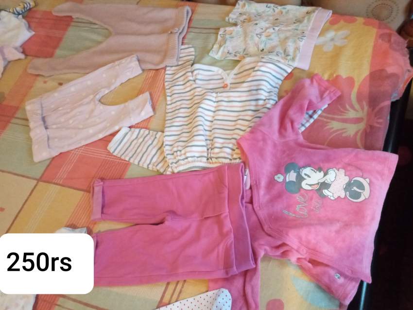 Lot vêtement bb - 2 - Hoodies & Sweatshirts (Kids)  on Aster Vender