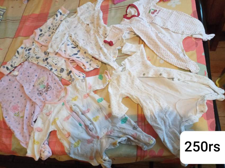 Lot vêtement bb - 3 - Hoodies & Sweatshirts (Kids)  on Aster Vender