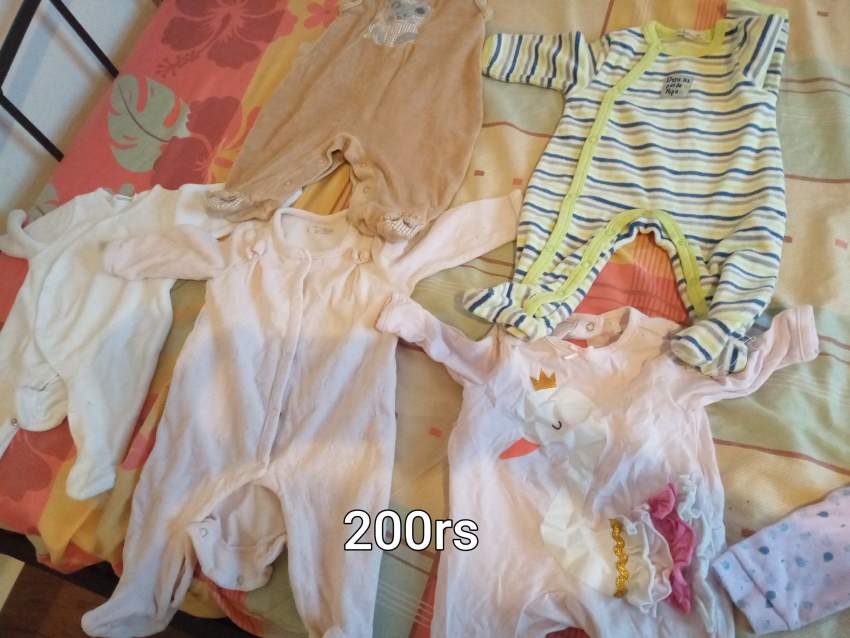 Lot vêtement bb - 1 - Hoodies & Sweatshirts (Kids)  on Aster Vender