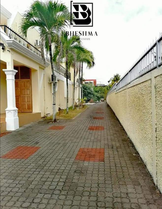 3 storey, 8 bedrooms bungalow in Mont Choisy for sale - 1 - Beach Houses  on Aster Vender