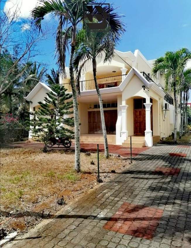 3 storey, 8 bedrooms bungalow in Mont Choisy for sale - 2 - Beach Houses  on Aster Vender