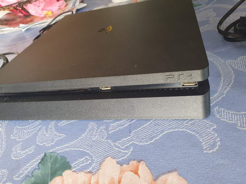 PS4 Slim - 2 - PlayStation 4 (PS4)  on Aster Vender