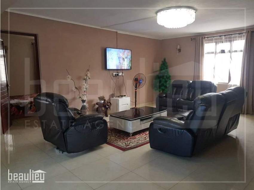 Building of 2 floors for sale in Pointe aux Piments on Aster Vender