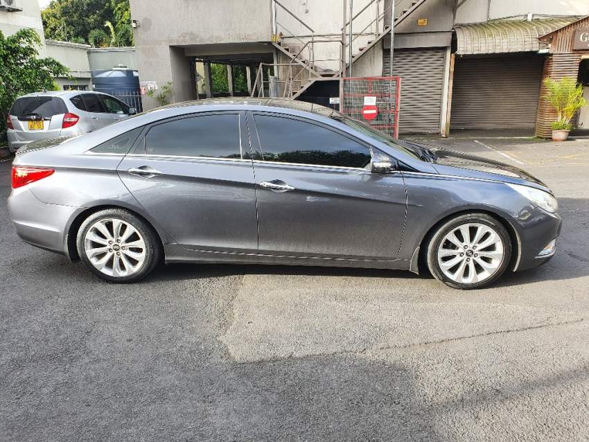 Hyundai Sonata 2011 2.4 - 2 - Luxury Cars  on Aster Vender