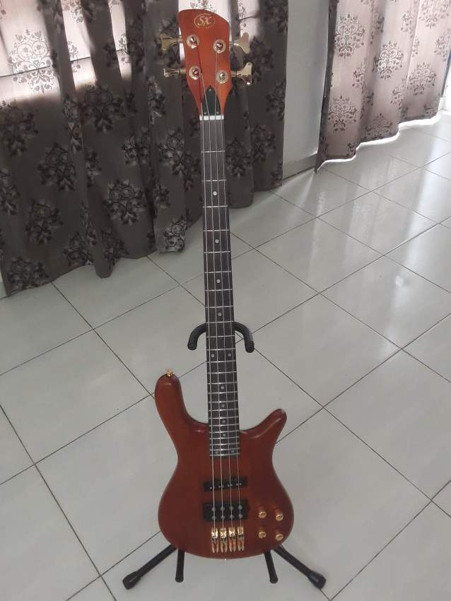 Bass guitar on Aster Vender