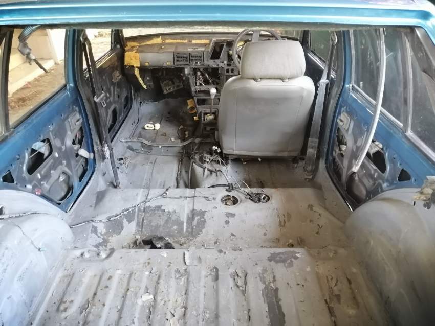 A Vendre carosserie peugeot 205 sans moteur Rs12.000 a deb 57377193 - 4 - Compact cars  on Aster Vender