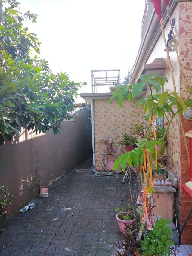 House at boundary Rose hill on Aster Vender