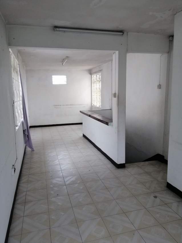 Maison + Apartment a vendre a Rose Hill - 6 chambres - 5 - House  on Aster Vender