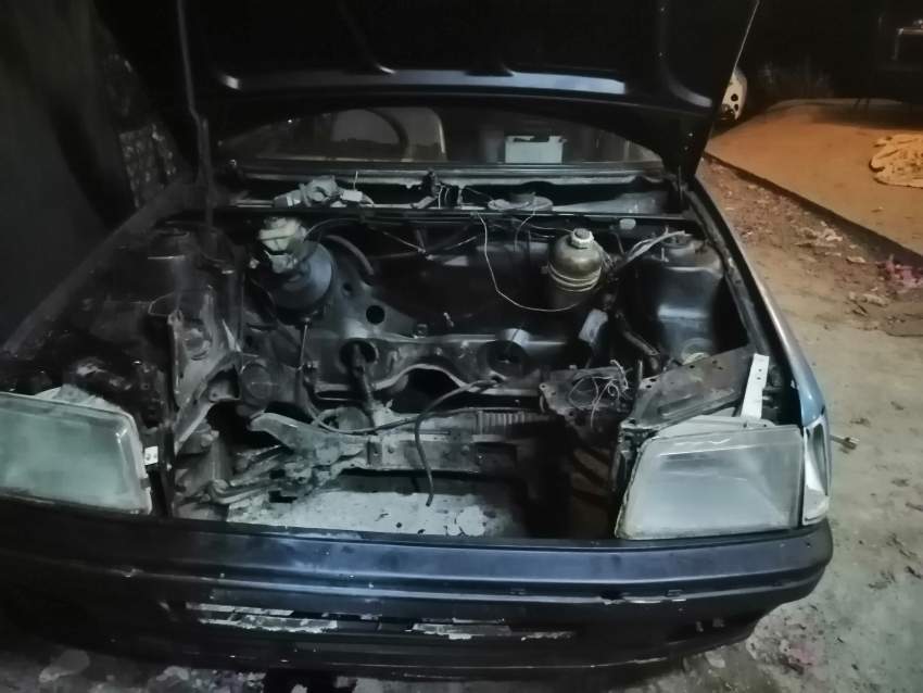 A vendre caroserie peugeot 205 sans moteur ni accessoire. C come dans  - 7 - Spare Parts  on Aster Vender