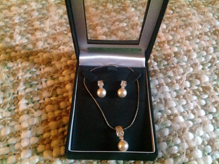 Necklace and earrings set - 0 - Necklaces  on Aster Vender