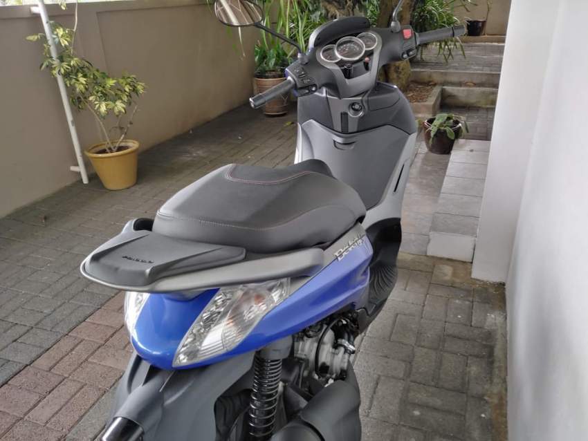 Piaggio Beverly S 300ie - 1 - Scooters (above 50cc)  on Aster Vender