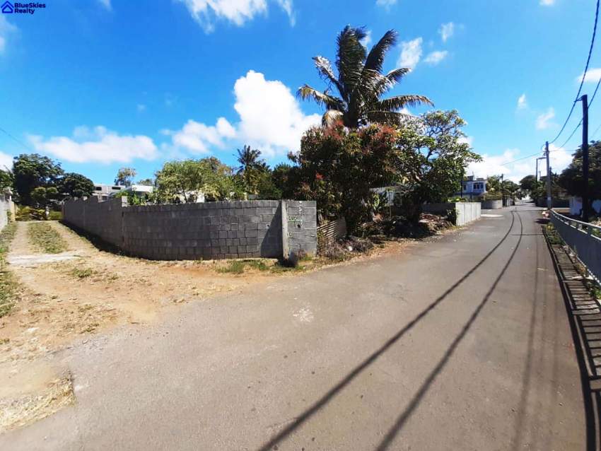 Lovely plot of 11 perches or 122 toises residential land located in Re - 2 - Land  on Aster Vender