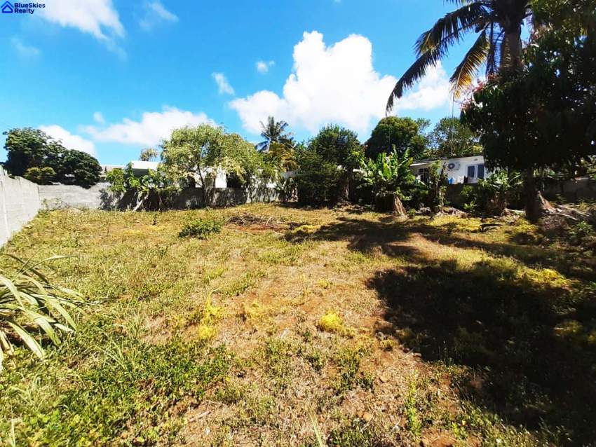Lovely plot of 11 perches or 122 toises residential land located in Re - 0 - Land  on Aster Vender