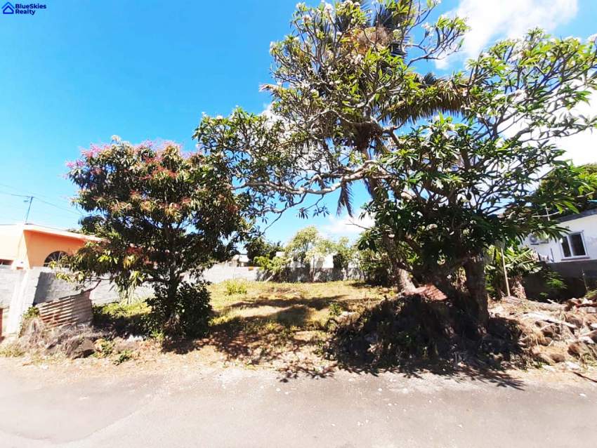 Lovely plot of 11 perches or 122 toises residential land located in Re - 1 - Land  on Aster Vender
