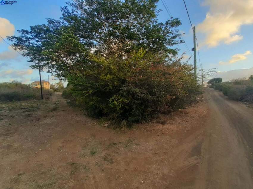 Incredible plot of land of 111 toises or 10 perches located in Cap Mal - 1 - Land  on Aster Vender