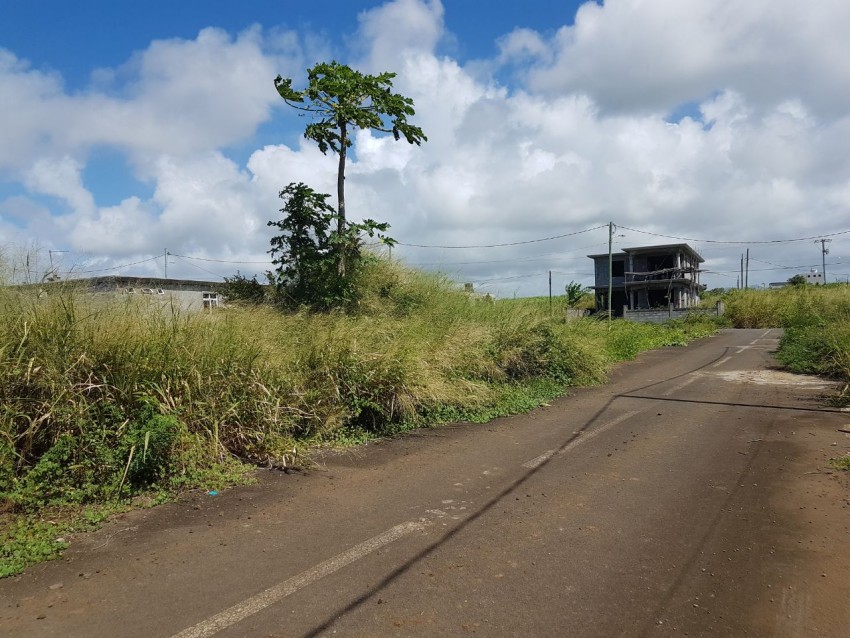 ** 18 Ps Residental land * *   - 2 - Land  on Aster Vender