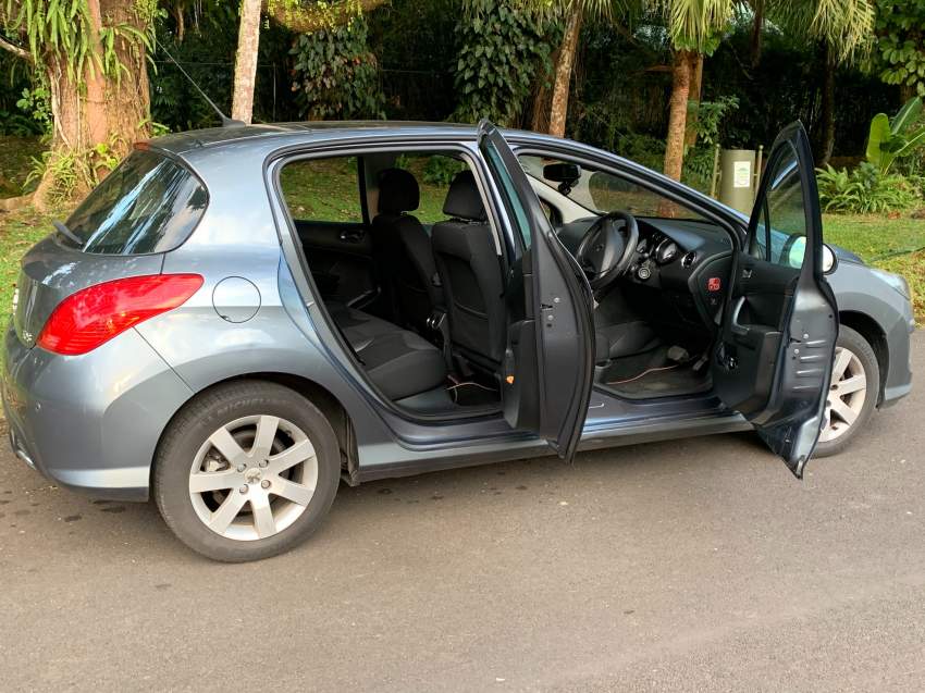 Peugeot 308 - 4 - Compact cars  on Aster Vender