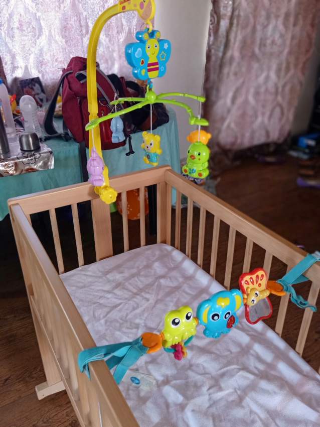 Baby crib with swinger - 1 - Bed frames, headboards, footboards  on Aster Vender