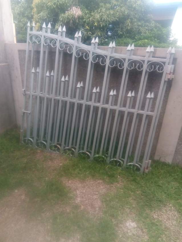 Portail en fer massif et plomb on Aster Vender