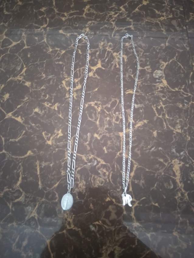 2 silver chains on Aster Vender