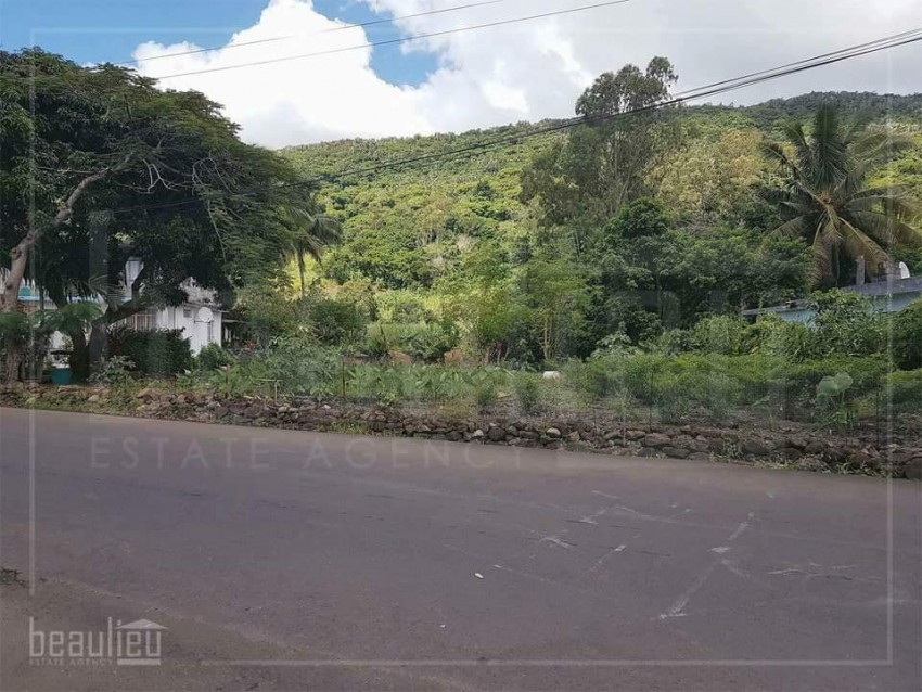 ** 47 Ps Residential land in Clémencia * *     - 2 - Land  on Aster Vender