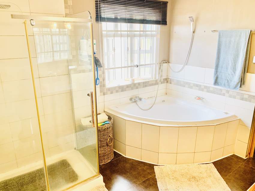 House - 4 Bedrooms - 3200 sq ft - 3 - House  on Aster Vender