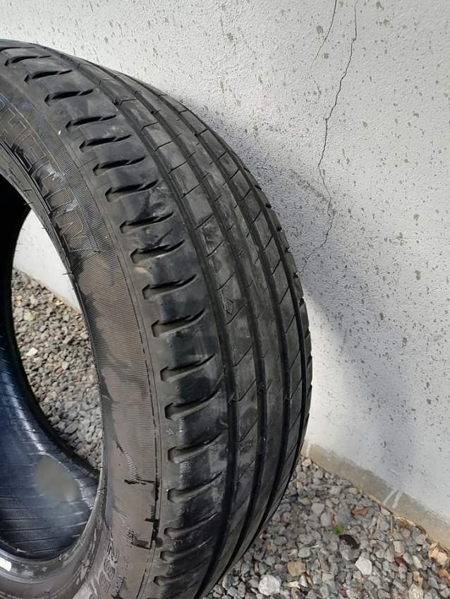 larou  235/55 r19 Michelin - 1 - Luxury Cars  on Aster Vender