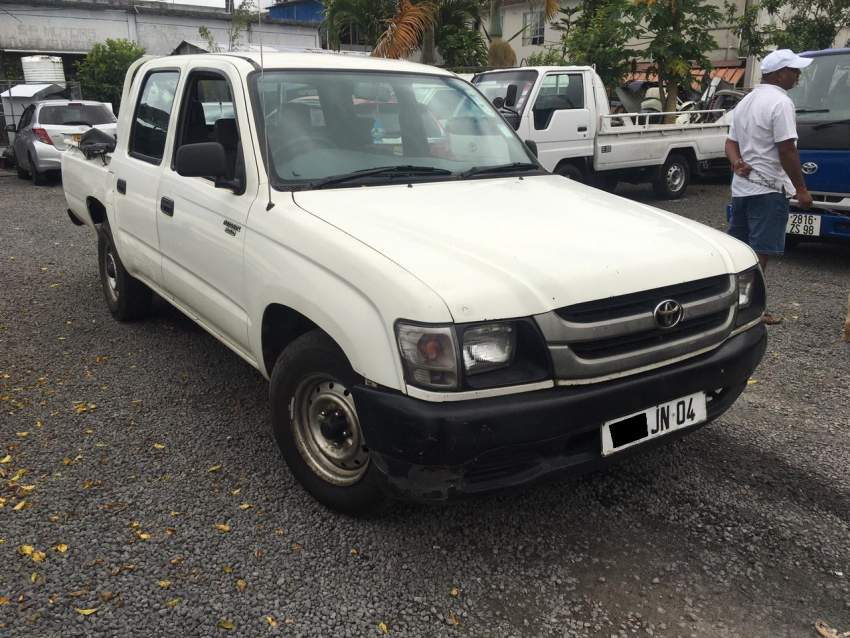 Toyota Hilux Year 04 - 6 - Pickup trucks (4x4 & 4x2)  on Aster Vender