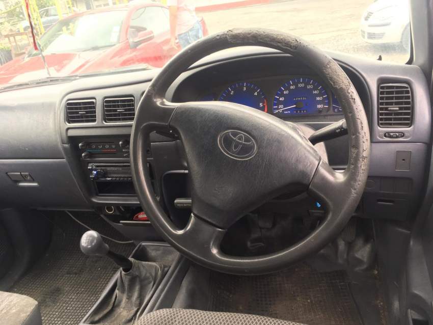 Toyota Hilux Year 04 - 2 - Pickup trucks (4x4 & 4x2)  on Aster Vender