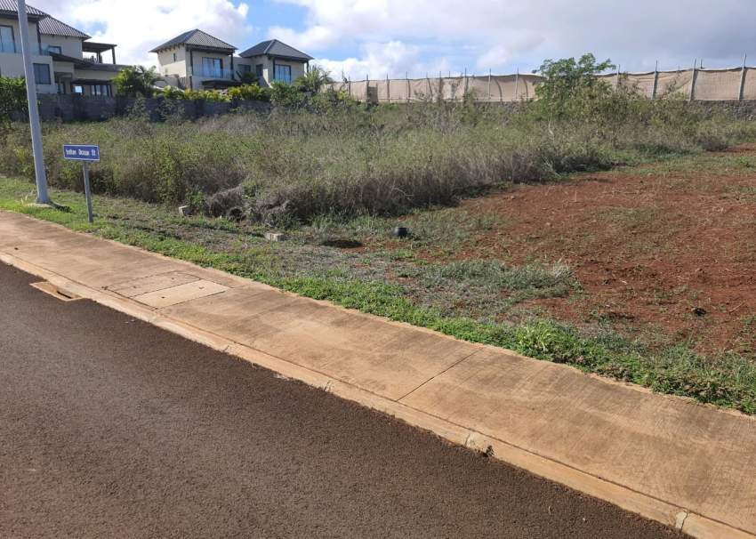 FOR SALE: LAND IN GATED COMMUNITY OF JARDINS D'ANNA, FLIC EN FLAC - 2 - Land  on Aster Vender