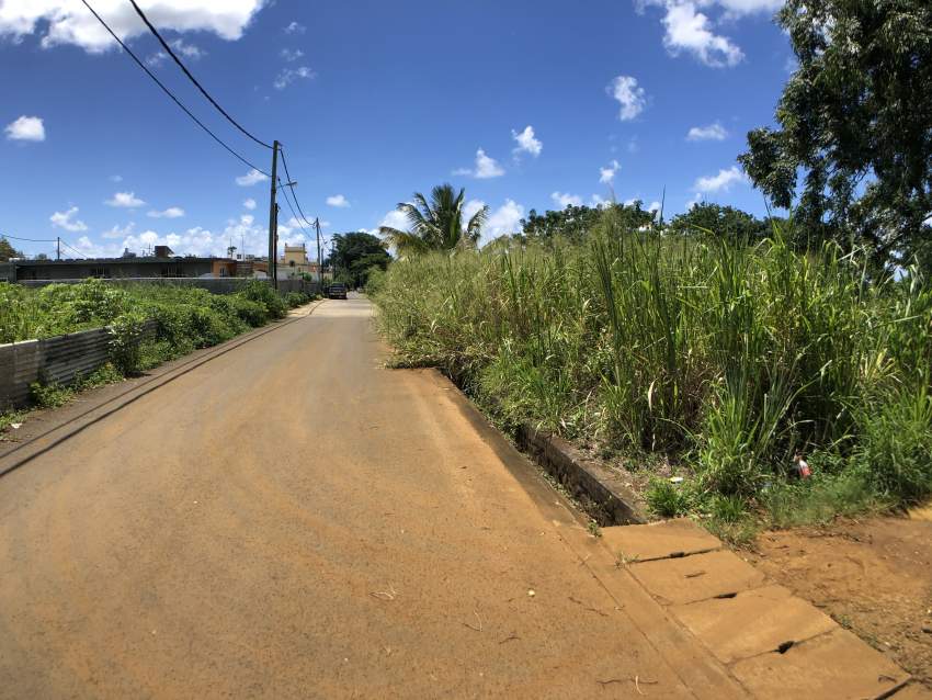 TERRAIN RÉSIDENTIEL - 7.6 PERCHES - Centre de Flacq - 8 - Land  on Aster Vender