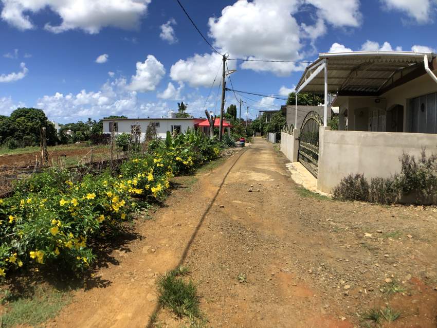 TERRAIN RÉSIDENTIEL - 7.6 PERCHES - Centre de Flacq - 5 - Land  on Aster Vender